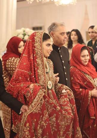 Bride with family at the rukhsati